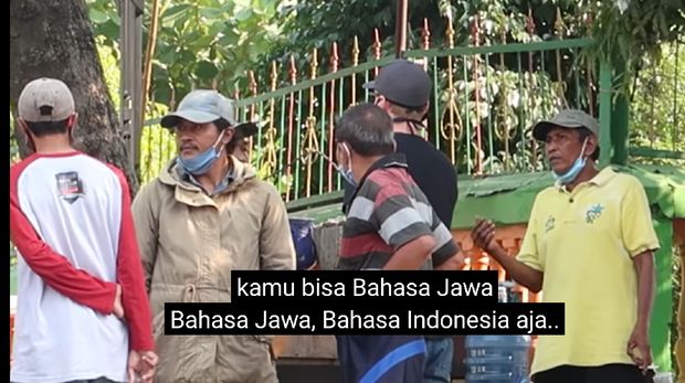 Jalan-jalan ke Mojokerto, Bule Ini Prank Penjual Makanan