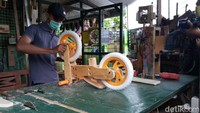 Warga RT. 7 Dusun Mangisan, Desa Baturetno, Kecamatan Banguntapan, Kabupaten Bantul ini menjelaskan, pembuatan sepeda dorong atau push bike ini berawal dari permintaan anaknya. Karena memiliki banyak waktu luang akibat pengurangan jam kerja akhirnya Sigit mencoba membuatnya.