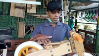 Menyoal proses pembuatannya Sigit mengaku mengerjakannya sendiri. Dia menjelaskan, dari multiplek ukuran 120 x 240 cm bisa dijadikan empat sepeda ukuran kecil dengan panjang 78 cm dan ketinggian 45 cm. Sedangkan untuk ukuran besar (panjang 90 cm dan tinggi 50 cm) bisa menjadi tiga. Sedangkan untuk kayu jati Belanda dengan ukuran panjang 120 cm dan lebar 10 cm seharga Rp 12.500 dibutuhkan dua kayu untuk membuat sepeda dorong baik ukuran besar maupun kecil.