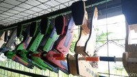 Sepeda dengan bahan multiplek ukuran besar dipatok dengan harga Rp 280 ribu dan ukuran kecil Rp 230 ribu. Kalau untuk push bike berbahan kayu jati Belanda, ukuran besar Rp 350 ribu dan kecil Rp 300 ribu.