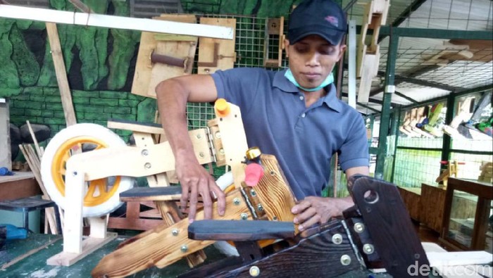 Jam Kerja Dipotong Imbas Corona, Warga Bantul Bikin Push Bike Kayu Pandemi COVID-19 membuat jam kerja Nugroho Sigit Riyadi (37) dipotong. Warga Bantul ini kemudian memanfaatkan waktu luangnya dengan membuat push bike kayu.