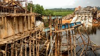 Jembatan alternatif penghubung Kota Pangkalpinang dan Kabupaten Bangka, Kepulauan Bangka Belitung senilai Rp 2.5 miliar tersebut ambruk pada Jumat (16/10/2020) malam.