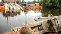 Warga berada di dekat lokasi proyek pembangunan jembatan jerambah gantung yang ambruk, di Pangkalpinang, Kepulauan Bangka Belitung, Sabtu (17/10/2020).