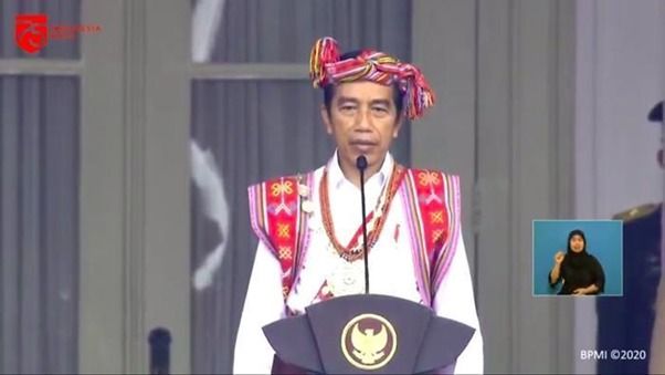 Jokowi mengenakan pakaian adat