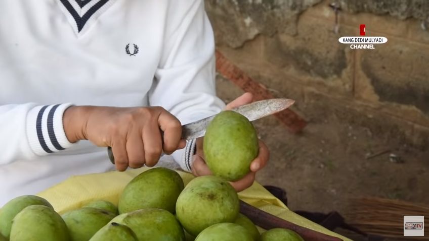 Kisah Kakek 85 Tahun Semangat Jualan Mangga Demi Obat Istri