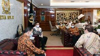 Pertemuan yang berlangsung di ruang kerja Bambang Soesatyo ini membahas perlunya pengujian dan kalibrasi alat kesehatan di Rumah Sakit (RS) dan Puskesmas.