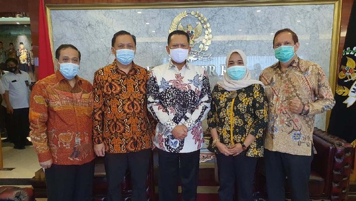 Ketua MPR Terima Pengurus Alfakes Ketua MPR Bambang Soesatyo menerima Asosiasi Perusahaan Laboratorium Pengujian dan Kalibrasi Alat Kesehatan (Alfakes). Pertemuan itu membahas masalah kesehatan.