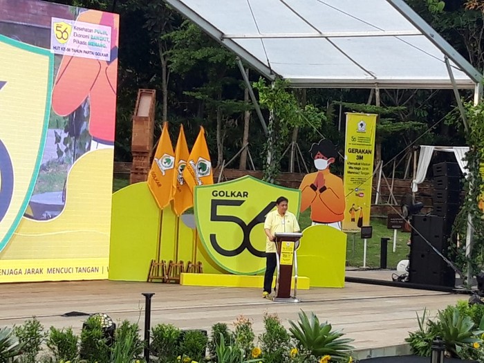 Ketua Umum Partai Golkar Airlangga Hartarto dalam kampanye 3M dan membagikan 4 juta masker di HUT ke 56 Partai Golkar.