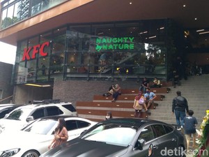 Priiit! KFC di Senopati Disanksi Tutup tapi Tetap Layani Pembeli