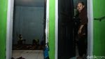 Kisah Andi Merawat 9 Monyet di Karawang