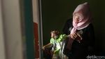 Kisah Andi Merawat 9 Monyet di Karawang