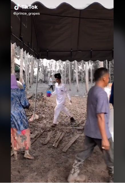 Cerita Miris di Balik Viralnya Pengantin yang Siapkan Makanan Tamu Sendiri