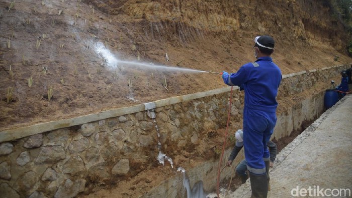 Lereng di kabupaten bandung disemprot cairan polimer