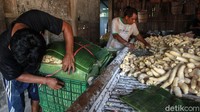 Tape singkong kuning tersebut didistribusikan ke wilayah Jakarta dan sekitarnya dengan harga Rp 10 ribu per kilo. 