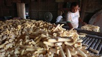 Beberapa sumber menyebutkan tape singkong merupakan cemilan tradisional sejak abad ke-19 sebagai alternatif makanan kudapan.
