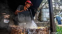 Setelah dikupas, singkong kemudian dibersihkan.