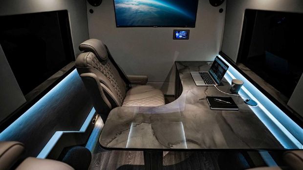 Kabin mobil  Mercedes-Benz Sprinter disulap jadi kantor mewa.