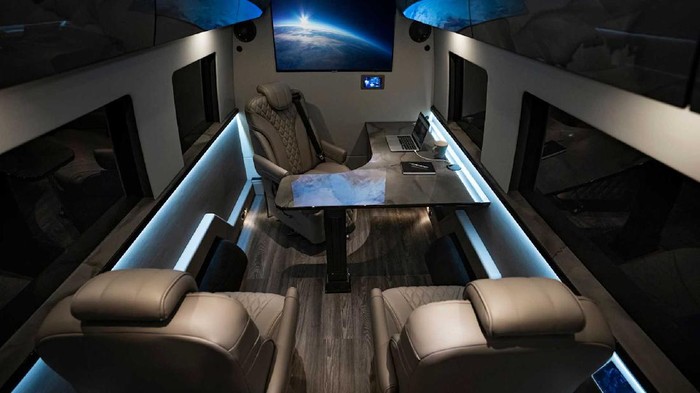Modifikasi Mobil jadi Kantor Kabin mobil Mercedes-Benz Sprinter disulap jadi kantor mewa.