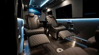 Di samping fitur dan teknologi mumpuni, kemenwahan mobil ini juga terlihat dari materialnya. Bangku dibuat dengan kualitas kulit terbaik, sandaran kaki, fungsi pijat, dan ruang kepala yang luas. Mobil ini juga dilengkapi dengan kulkas serta sistem hiburan yang sudah lebih mumpuni dari standarnya. Foto: Inkas