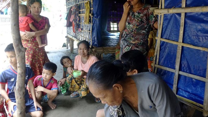 Residents, who fled from conflict between the Myanmar army and the Arakan Army (AA), arrive at a temporary refugee camp at a monastery in Sittwe, Rakhine State on June 29, 2020. (Photo by - / AFP)