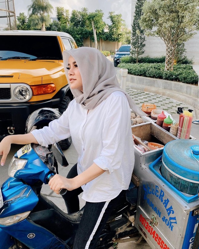 Gaya Mewah Olla Ramlan Saat Kulineran