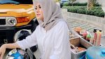 Pose Cantik Olla Ramlan Si Lady Biker, Naik Moge sampai Gerobak Cilok
