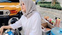 Bukan cuma moto gede, Olla Ramlan juga pernah berpose dengan motor bebek yang membawa gerobak cilok. Foto: Instagram @ollaramlanaufar