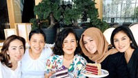 Gaya nongkrong Olla Ramlan dan teman-temannya sambil merayakan hari ulang tahun lengkap dengan kuenya. Foto: Instagram @ollaramlanaufar