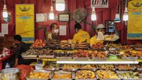PSBB membuat jumlah pengujung di rumah makan dibatasi.
