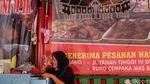 Pedagang Makanan Bertahan di Masa PSBB