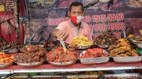 Pengunjung juga diminta untuk tidak makan di tempat.