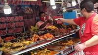 Pedagang makanan beraktifitas di pujasera binaan Lokbin Nasi Kapau Kramat Raya, Sabtu (17/10/2020).