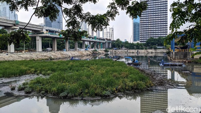 Pengerukan 'Pulau' di Danau Setiabudi Barat Endapan lumpur di waduk Setiabudi Barat, Jakarta Selatan, tengah dikeruk. Endapan lumpur tersebut sudah membentuk daratan dengan rumput liar di atasnya.