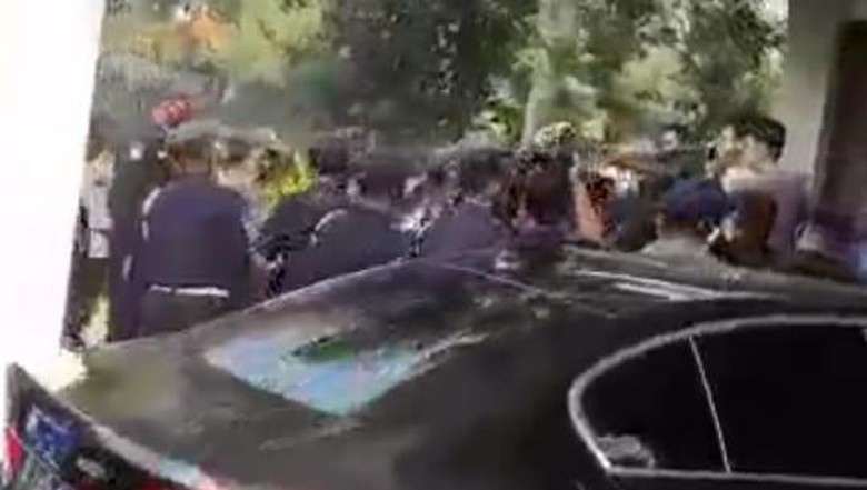 Penghuni-Sekuriti Perumahan di Tangerang Ribut Gegara Rumah Showroom Mobil Penghuni-Sekuriti Perumahan di Tangerang Ribut Gegara Rumah Showroom Mobil
