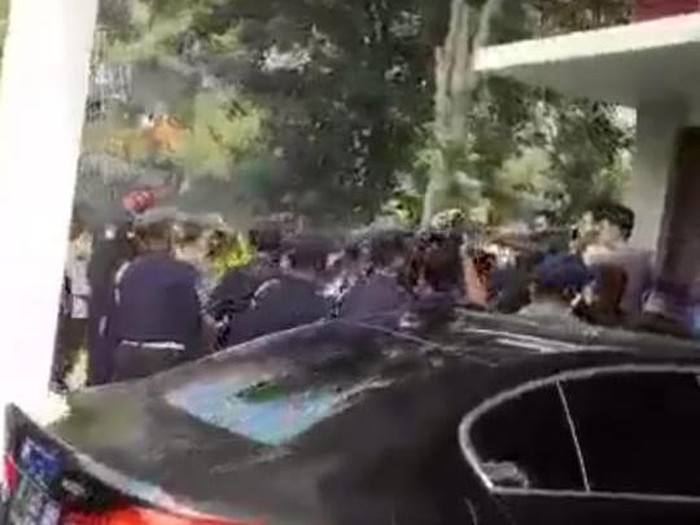 Penghuni-Sekuriti Perumahan di Tangerang Ribut Gegara Rumah Showroom Mobil