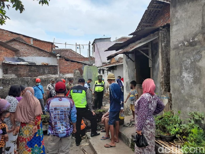 polisi bersama tim SAR menyusuri jaringan saluran air di malang mencari balita 17 bulan hilang