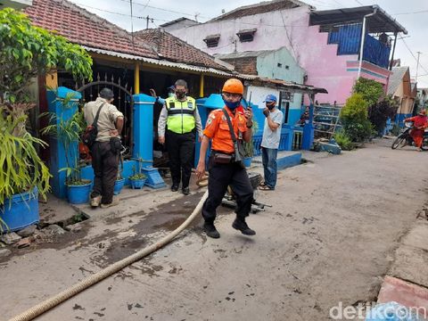 polisi bersama tim SAR menyusuri jaringan saluran air di malang mencari balita 17 bulan hilang