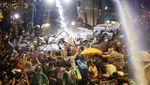 Potret Demonstran Thailand Ditembak Water Canon
