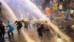 Potret Demonstran Thailand Ditembak Water Canon