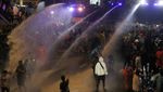 Potret Demonstran Thailand Ditembak Water Canon