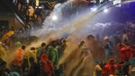 Potret Demonstran Thailand Ditembak Water Canon