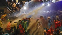Massa unjuk rasa dipukul mundur menggunakan water canon.