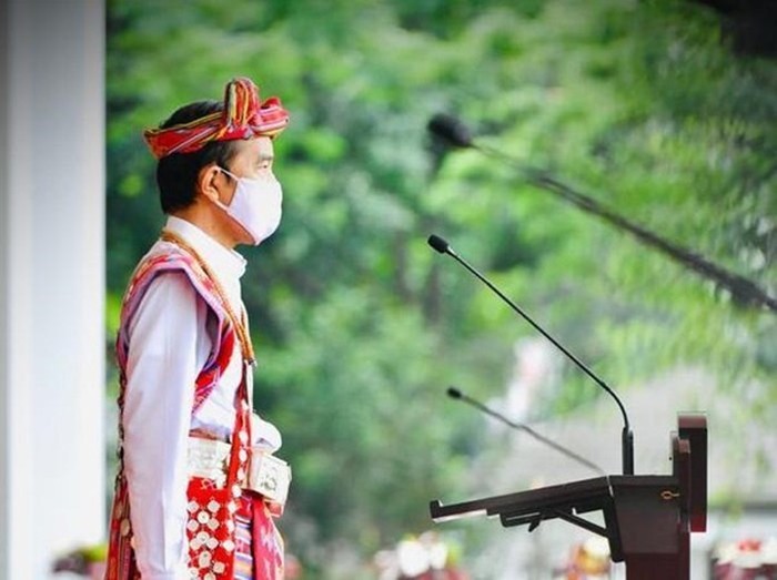 Presiden Jokowi mengenakan pakaian adat