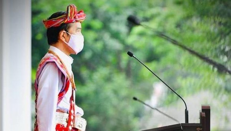 Presiden Jokowi mengenakan pakaian adat Presiden Jokowi mengenakan pakaian adat