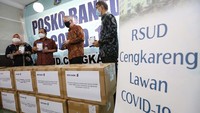 Kepala Bidang Pelayanan Penunjang Medis RSUD Cengkareng, Dra. Wahyu Renggani, Apt. dan Direktur RSUD Cengkareng, drg. Bambang Suheri, MAP menerima donasi sekitar 12.000 masker KN95 yang disumbangkan oleh Head of Ericsson Indonesia, Jerry Soper bersama dengan Head of Network Solutions Ericsson Indonesia, Ronni Nurmal.