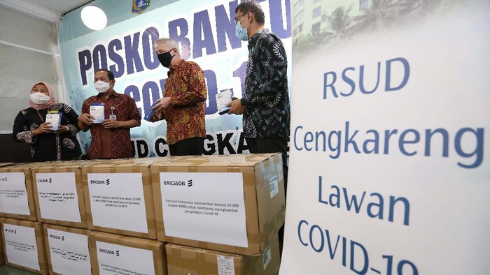 RSUD Cengkareng Terima Donasi 12.000 Masker KN95 Sebanyak 12.000 masker KN95 disumbangkan untuk RSUD Cengkareng. Donasi dari Ericsson Indonesia ini dalam rangka perang terhadap Corona.