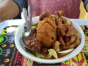 Uniknya Menu Rujak Bakso di Majalengka