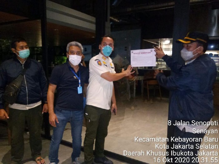 Satpol PP segel restoran di Jaksel karena melanggar aturan PSBB masa transisi.