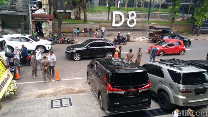 Sejumlah petugas Satpol PP mendatangi restoran cepat saji KFC di daerah Senopati (Adhyasta Dirgantara/detikcom)
