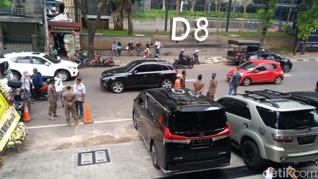 Sejumlah petugas Satpol PP mendatangi restoran cepat saji KFC di daerah Senopati (Adhyasta Dirgantara/detikcom)
